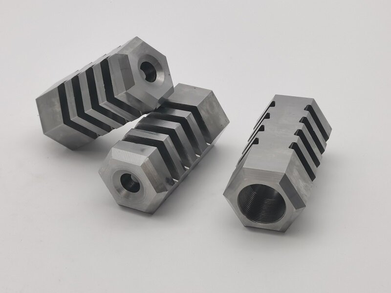 W jaki sposób część łącząca z rurką sześciokątną poprawia zespoły mechaniczne?